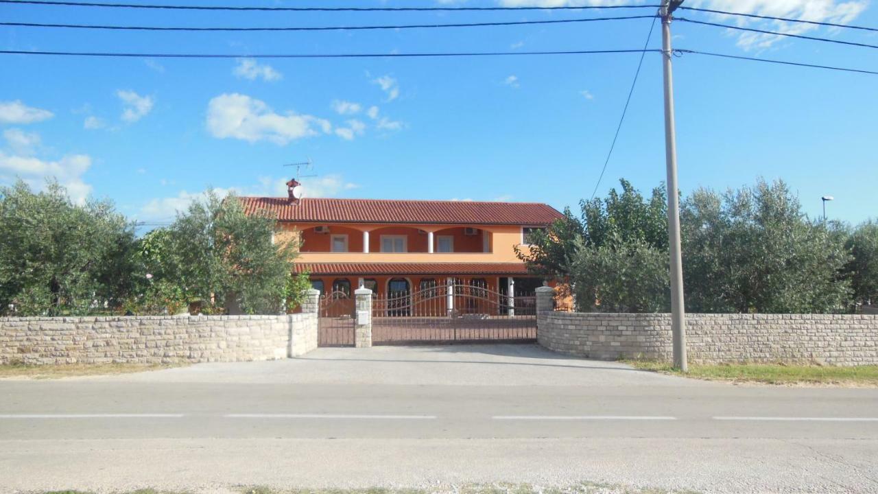 Studio Apartment Dorina Buje Exterior foto
